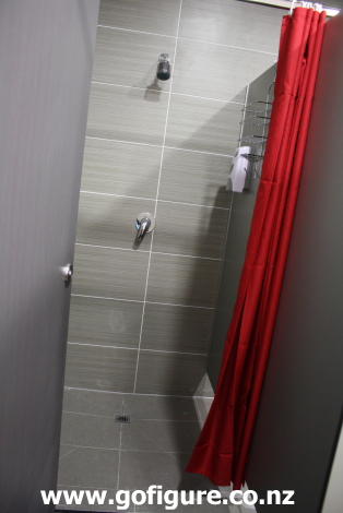 0010-HbrFit-Shower