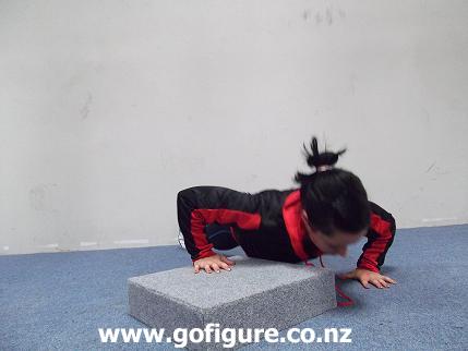 11-Nuriapushups3