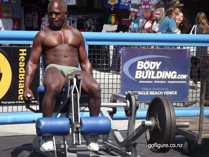 11-Santa-musclebeach1.jpg