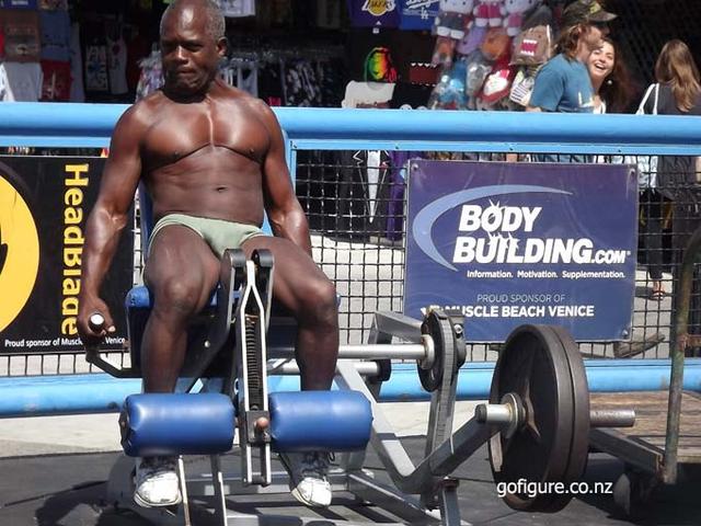 11-Santa-musclebeach1.jpg