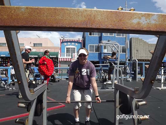 11-Santa-musclebeach2.jpg