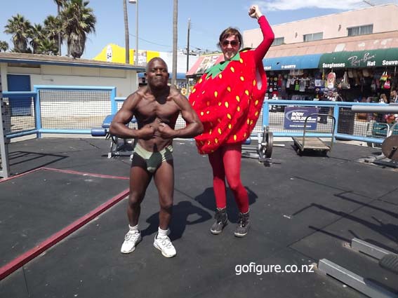 11-Santa-musclebeach3.jpg