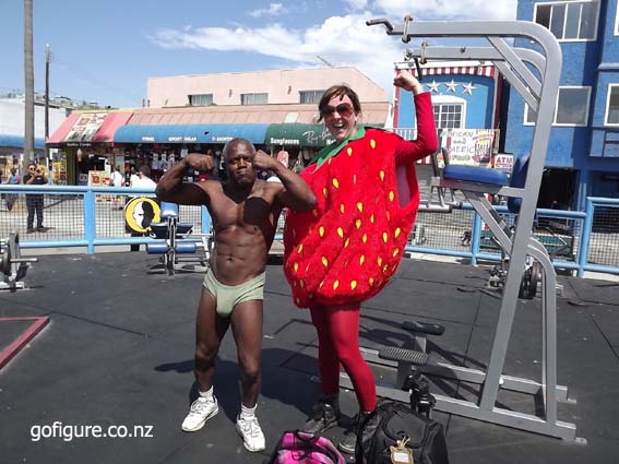 11-Santa-musclebeach4.jpg