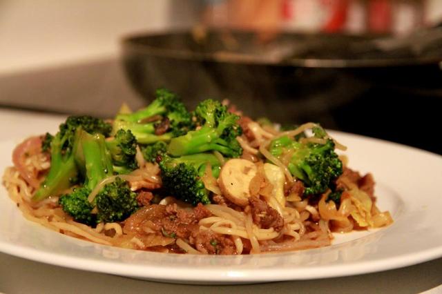 12-Pasta-beefchowmein.jpg
