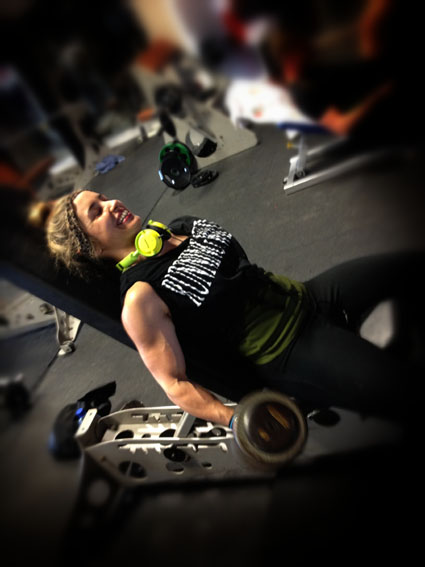 12-NuriaEx-Training.incline.curls.jpg