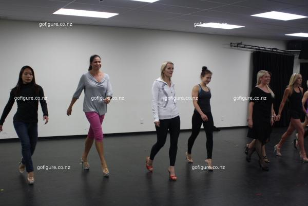 00-FitnessModel-Walk1